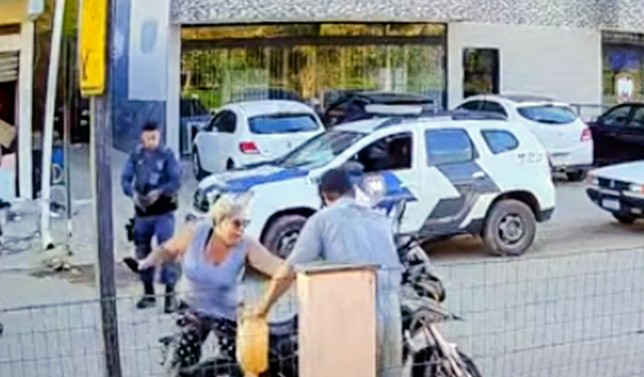 Mãe morre após tentar impedir filho de incendiar moto durante abordagem policial no ES