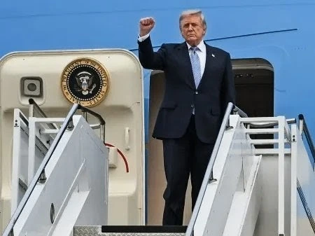 Trump encerra agenda na China após encontros com Xi Jinping e segue viagem para Washington